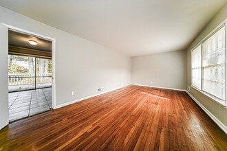 2107 Hilton Dr in Decatur, GA - Foto de edificio - Building Photo