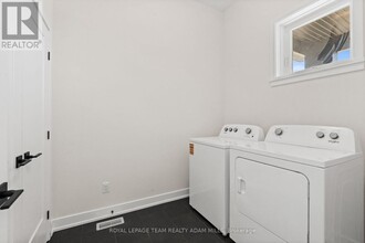 1035 Moore St in Brockville, ON - Building Photo - Building Photo