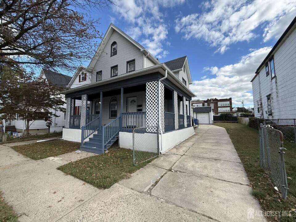 251 Henry St in South Amboy, NJ - Building Photo