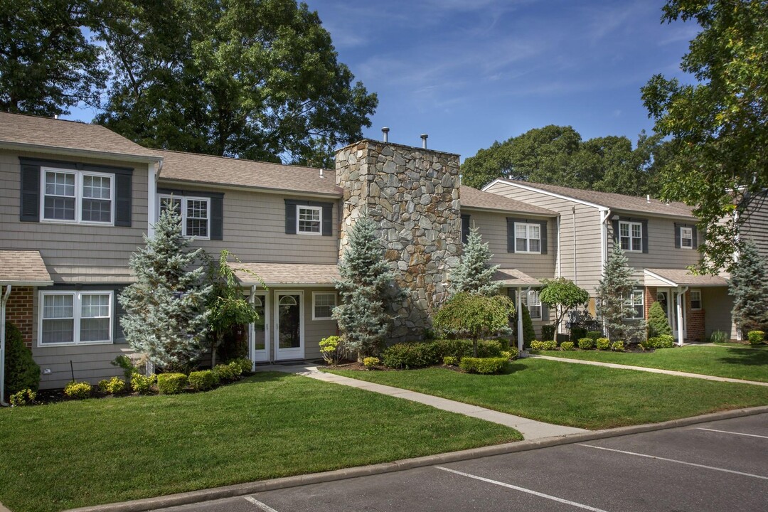 332 Lake Pointe Dr in Middle Island, NY - Building Photo
