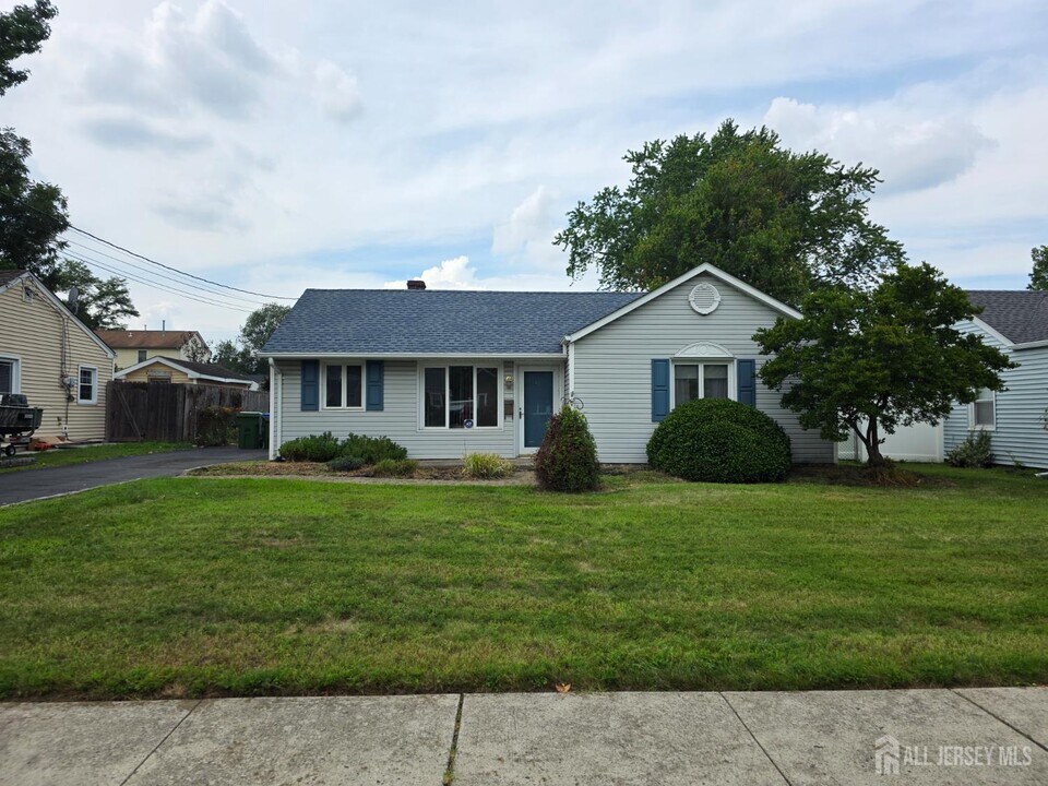 37 Dalton Pl in Edison, NJ - Building Photo