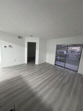 450 Palm Cir W in Pembroke Pines, FL - Building Photo - Building Photo