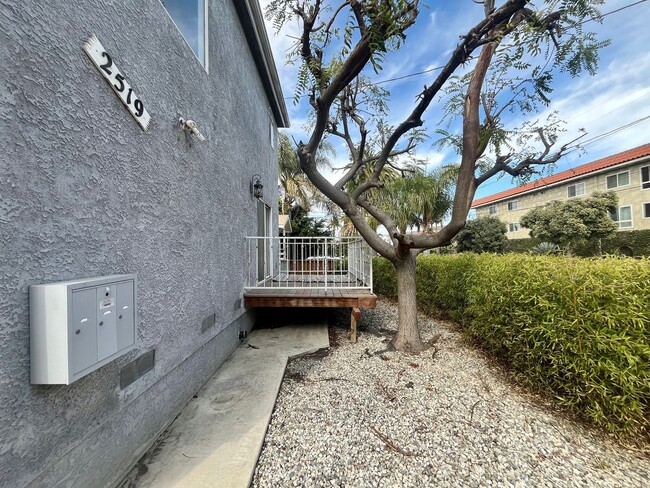 2519 S Denison Ave in Los Angeles, CA - Building Photo - Building Photo