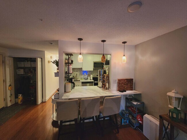 220 Main St, Unit 4L in New Hartford, CT - Foto de edificio - Building Photo