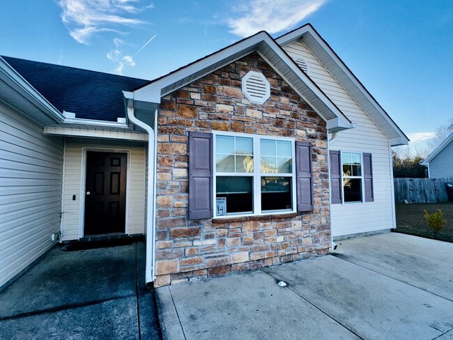 211 Hidden Oaks Dr in Jacksonville, NC - Building Photo - Building Photo