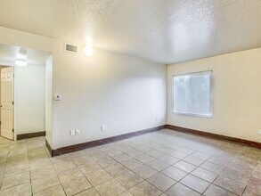 Pine Creek Village in Fraser, MI - Foto de edificio - Building Photo