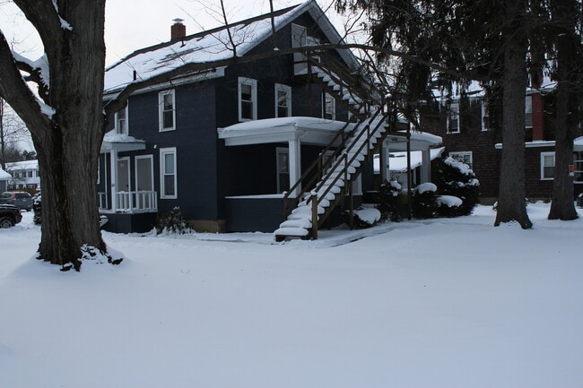 228 Meadville St, Unit 2nd floor in Edinboro, PA - Foto de edificio - Building Photo