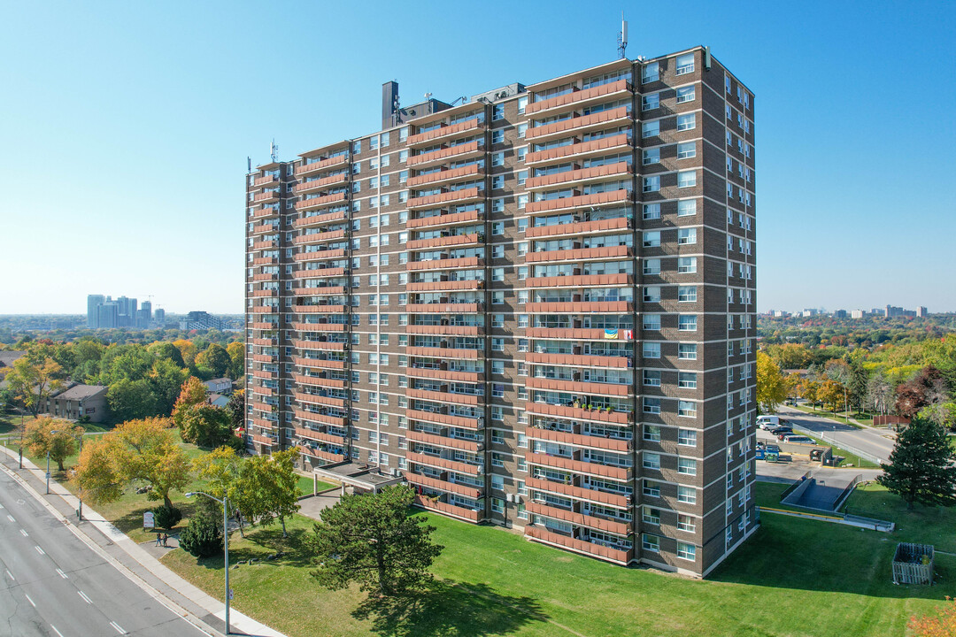 Majorca Towers in Toronto, ON - Building Photo