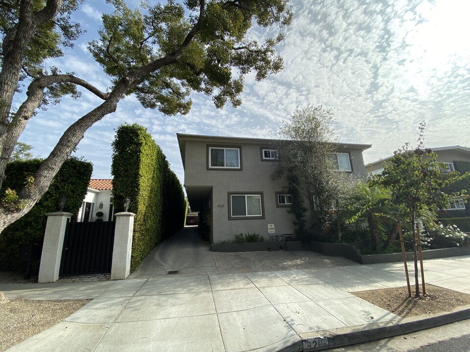 920 N Sweetzer Ave in West Hollywood, CA - Foto de edificio