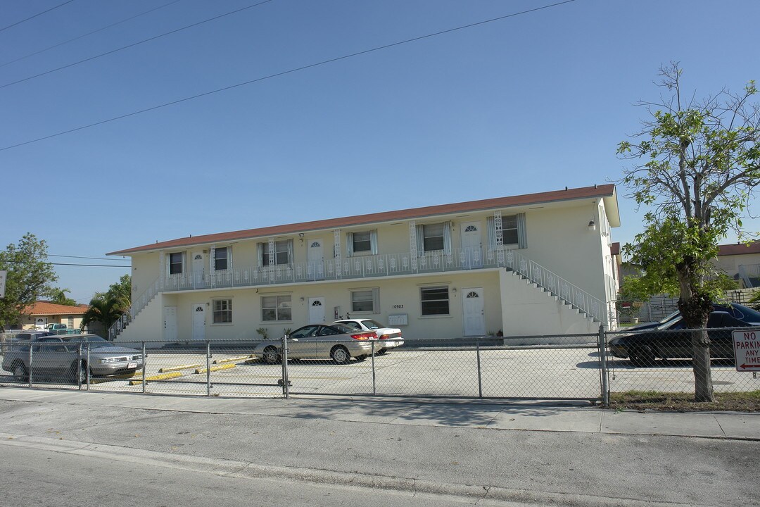 10983 SW 4th St in Miami, FL - Foto de edificio