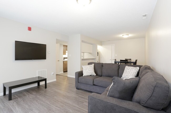 Flats on White in Champaign, IL - Foto de edificio - Interior Photo
