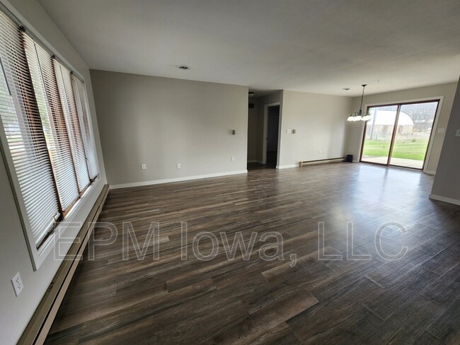 304 14th Ave SE in Independence, IA - Building Photo - Building Photo