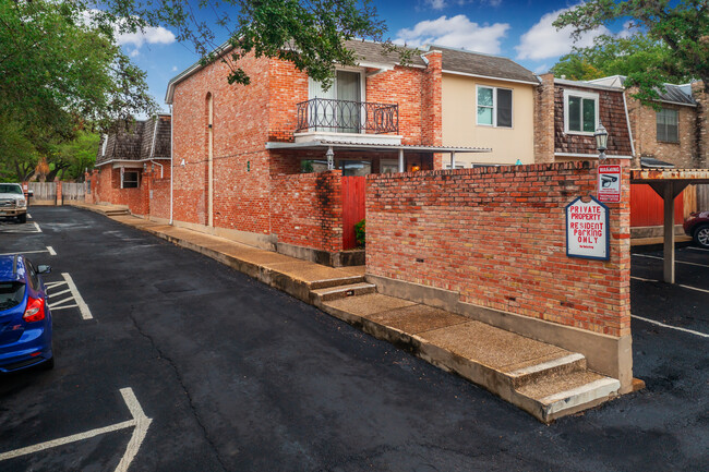 Callaghan Place in San Antonio, TX - Foto de edificio - Building Photo