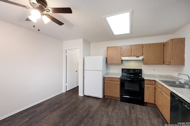 15414 Legend Springs Dr, Unit M-12 in San Antonio, TX - Building Photo - Building Photo