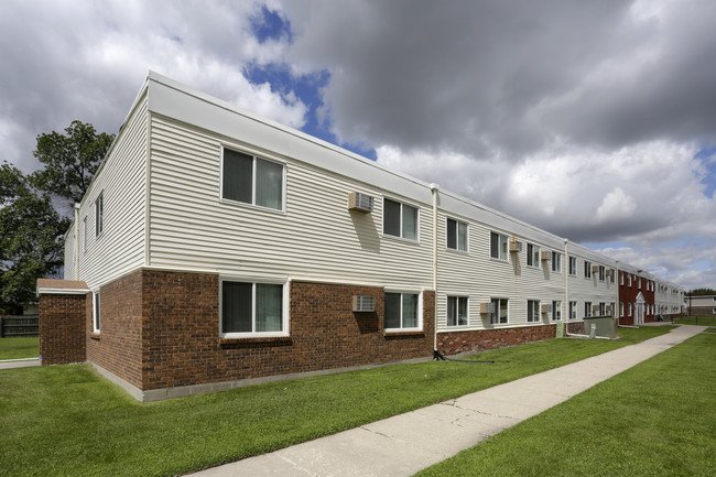 Amberwood Court Apartment Community in Grand Forks, ND - Building Photo - Building Photo