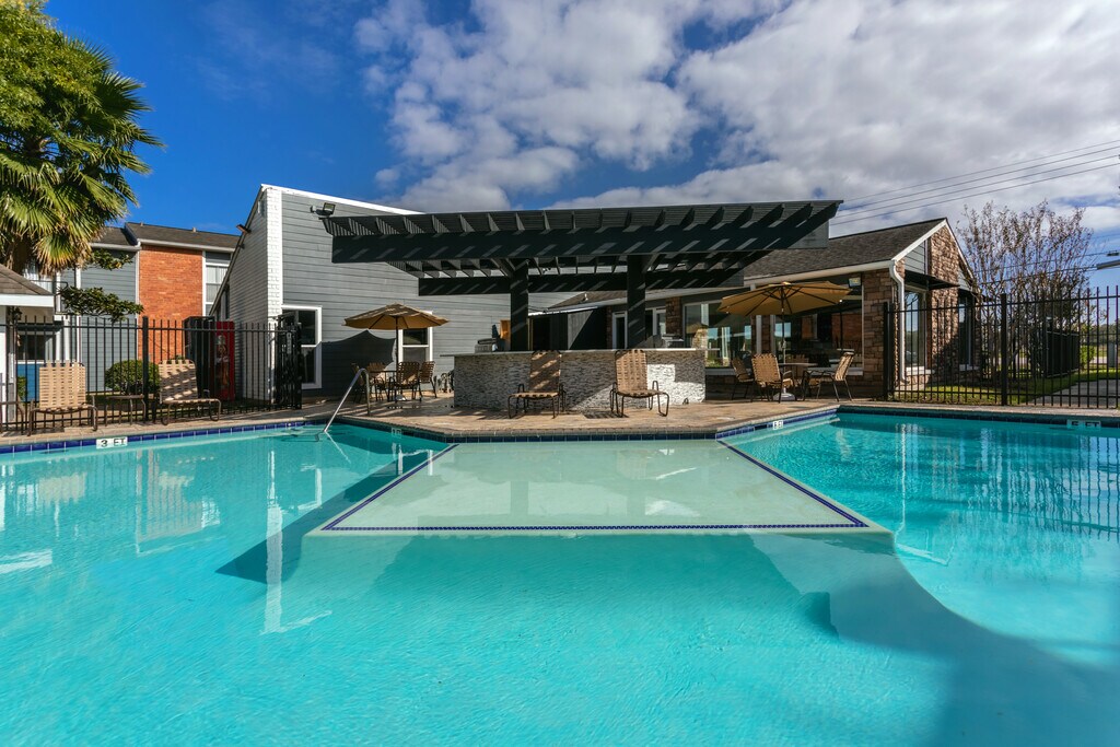 The Establishment at 1800 Apartments in Missouri City, TX