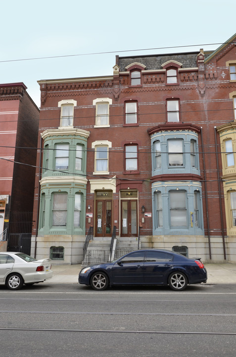 West Girard Apartments in Philadelphia, PA - Foto de edificio