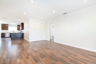 17425 Emelita St in Encino, CA - Building Photo - Building Photo