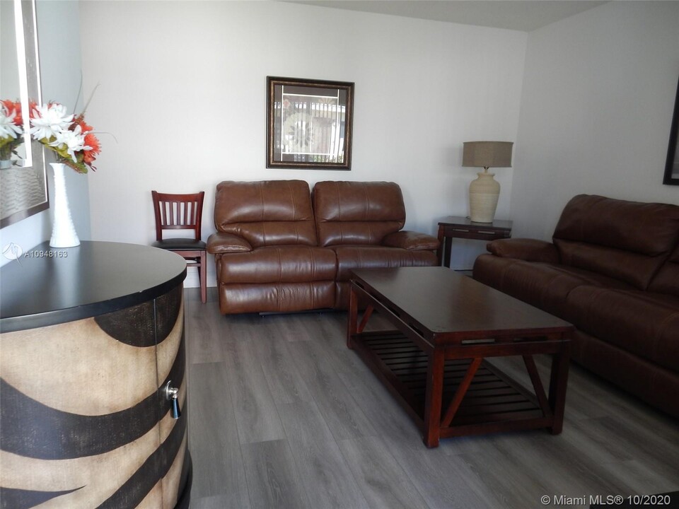 1748 Rodman St-Unit -118 in Hollywood, FL - Foto de edificio