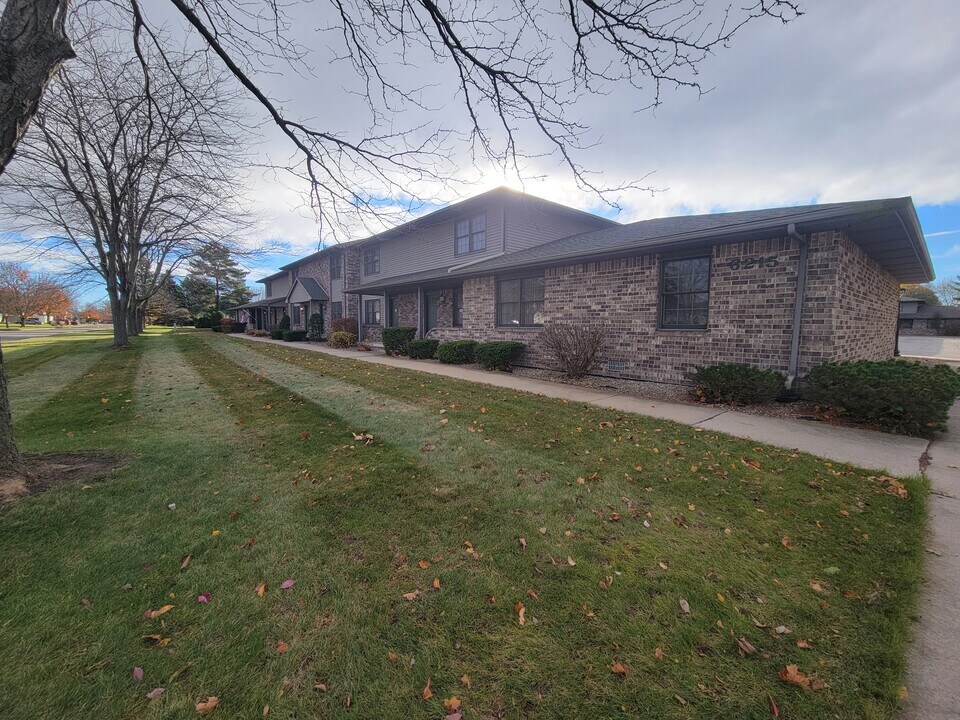 6265-6215 Normandy Dr in Saginaw, MI - Building Photo