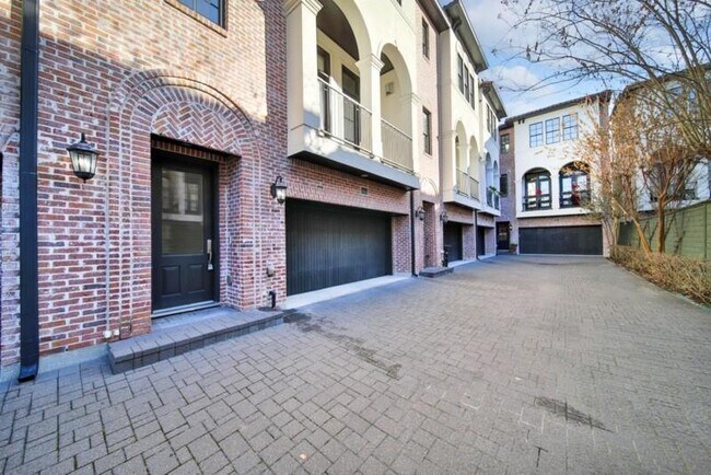 property at 3913 Gramercy St