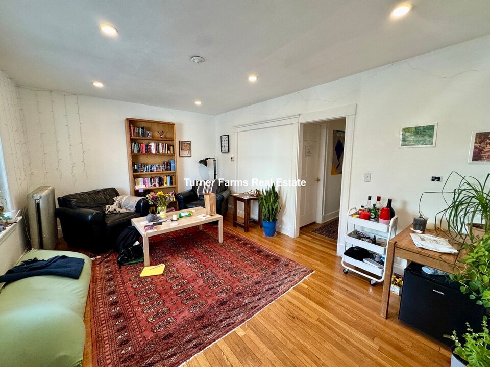24 Chetwynd Rd, Unit 1 in Somerville, MA - Foto de edificio