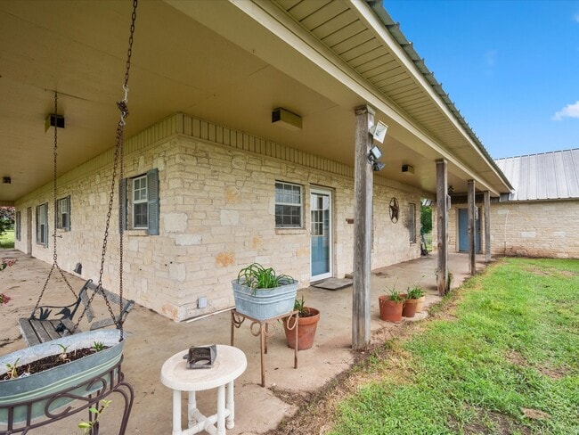 17645 Hwy 6 in Navasota, TX - Foto de edificio - Building Photo