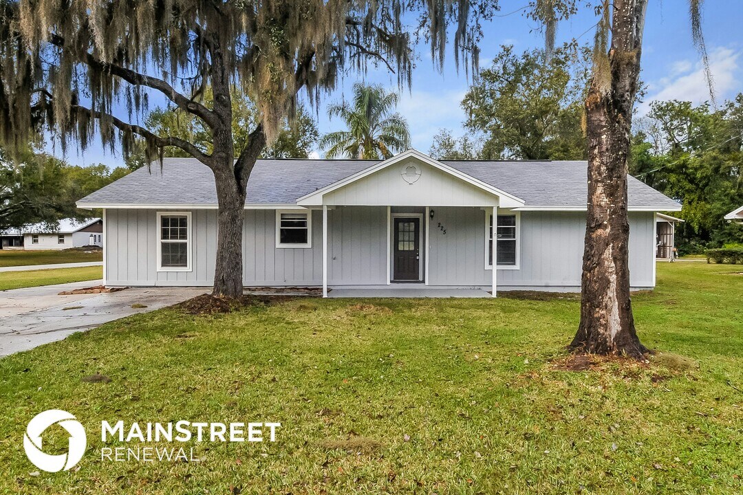 225 Tracy Way in Lakeland, FL - Foto de edificio