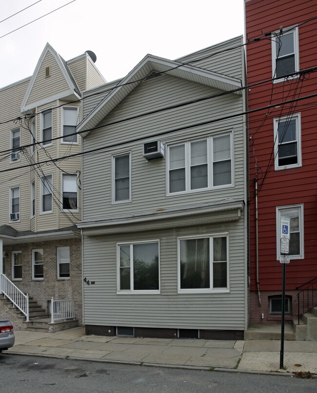 44 E 19th St in Bayonne, NJ - Building Photo - Building Photo