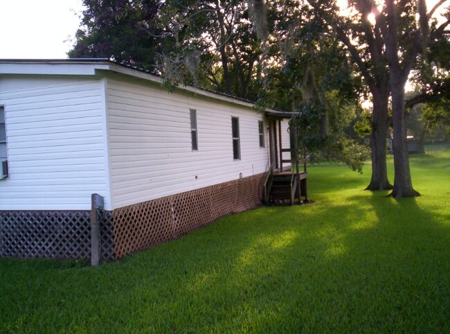 547 Creekside Dr in Holiday Lakes, TX - Building Photo - Building Photo