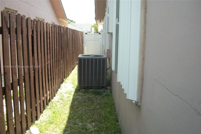 3597 W 72nd Pl in Hialeah, FL - Building Photo - Building Photo