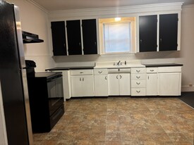 47 Elkins St in Franklin, NH - Building Photo