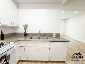 11459 Collins St in Los Angeles, CA - Foto de edificio - Building Photo