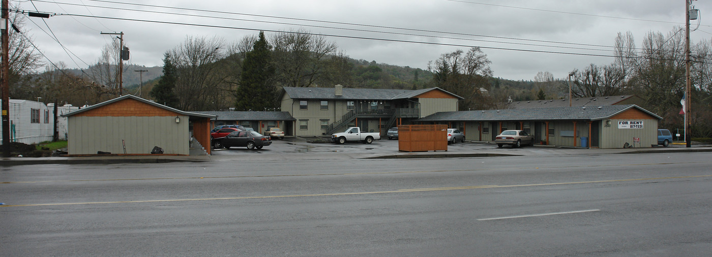 Stephens Court Apartments in Roseburg, OR - Building Photo