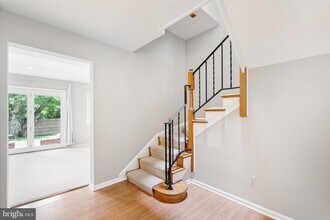 214 James Thurber Ct in Falls Church, VA - Foto de edificio - Building Photo