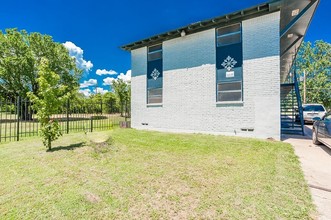 Caldwell Courts in Dallas, TX - Building Photo - Building Photo