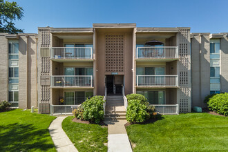 Surrey Square in Forestville, MD - Foto de edificio - Building Photo