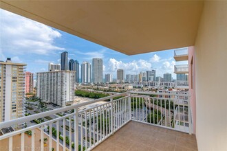 251-174 174th St in Sunny Isles Beach, FL - Building Photo - Building Photo