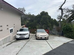 25 Vía Delizia in Hillsborough, CA - Building Photo - Building Photo