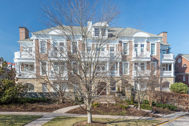 Evan Farm Condos in McLean, VA - Foto de edificio - Building Photo