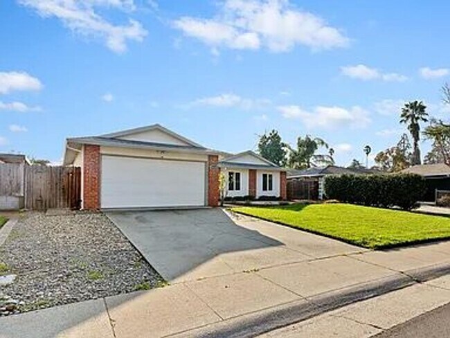 9026 Feather River Way in Sacramento, CA - Building Photo - Building Photo