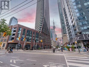 290-3290 Adelaide St W in Toronto, ON - Building Photo - Building Photo
