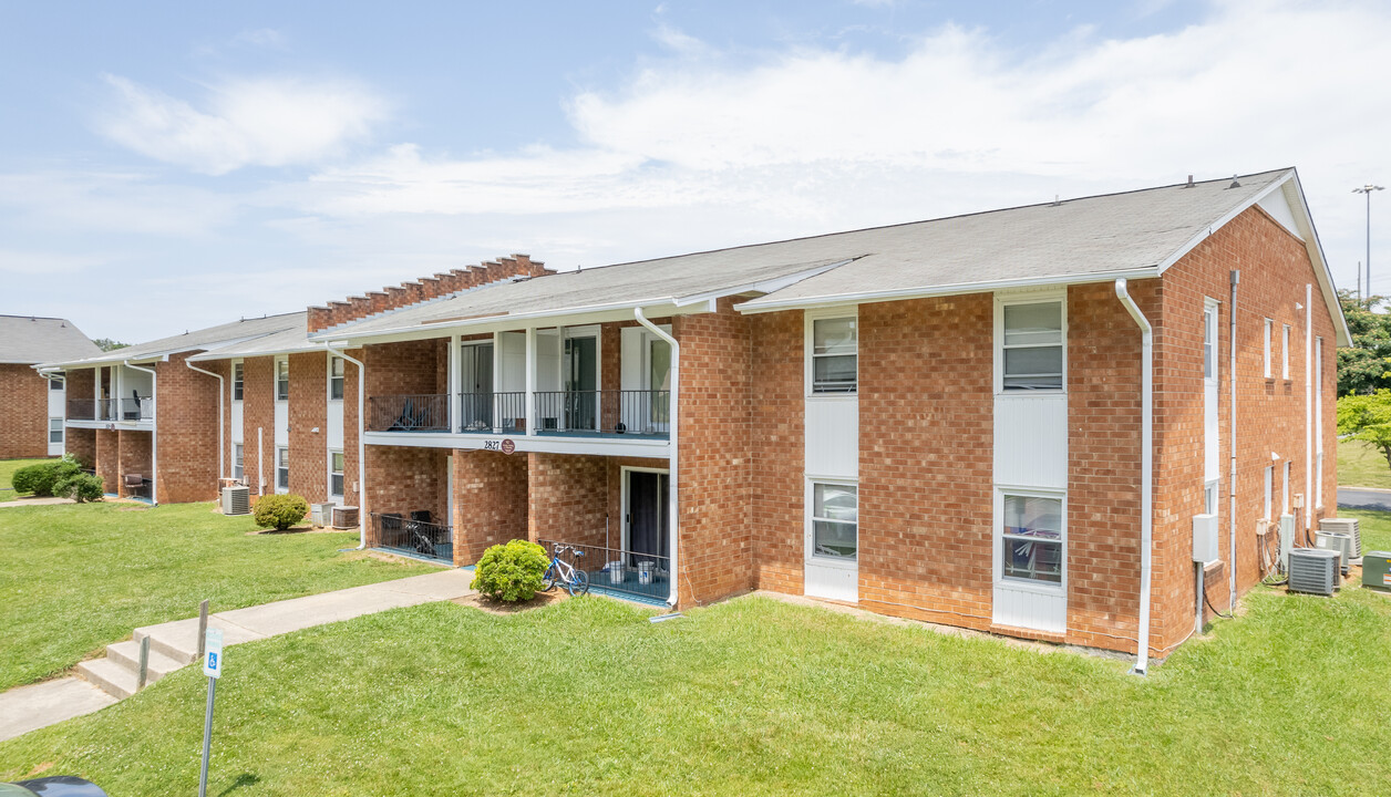 2811-2833 N Ohenry Blvd in Greensboro, NC - Building Photo