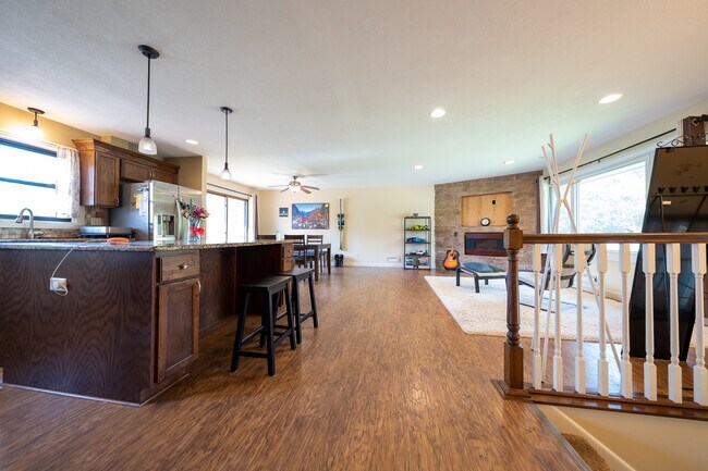 13124 Oakland Dr in Burnsville, MN - Foto de edificio - Building Photo