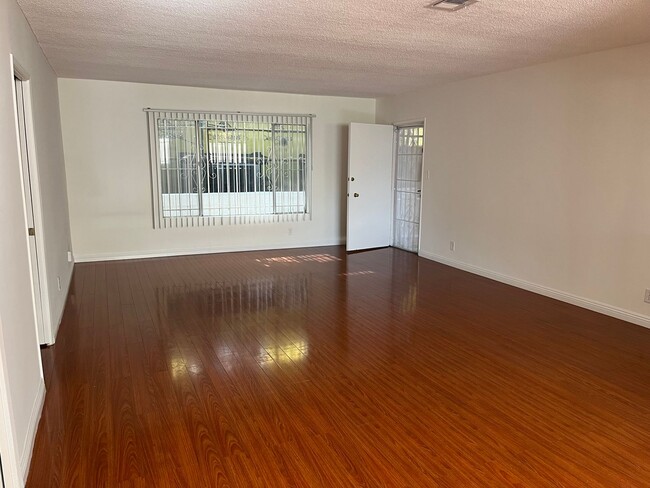 1065 S Holt Ave, Unit Unit 2 in Los Angeles, CA - Building Photo - Building Photo