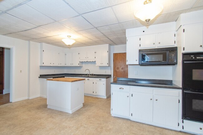 34 N Maple St, Unit 10101 in Enfield, CT - Building Photo - Building Photo