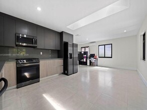 252 E 36th St in Hialeah, FL - Building Photo - Building Photo