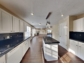 586 Hollerman Ln in Gallatin, TN - Foto de edificio - Building Photo