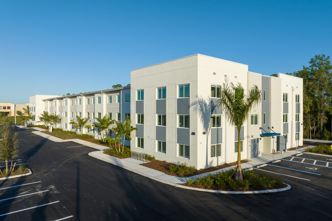 Bellavista at Vanderbilt Way in Naples, FL - Foto de edificio - Building Photo