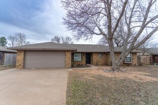 1324 Steiner Rd in Weatherford, OK - Building Photo